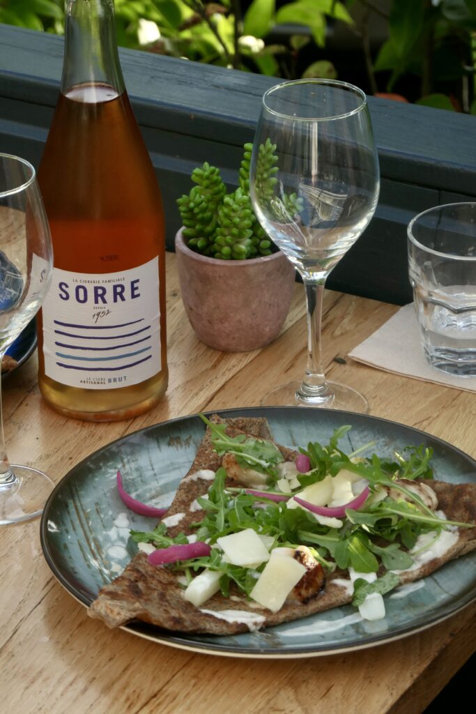 Cidre et galette salée du restaurant de tapas et crêperie avec rooftop, Pilotis, à la Teste-de-Buch.