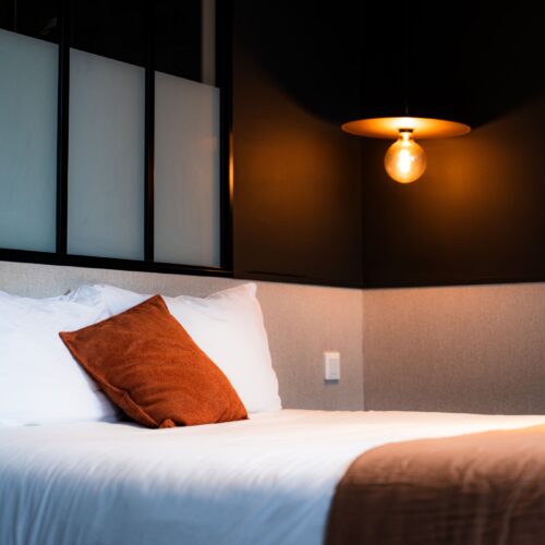 Une chambre à l'hôtel Les Voyageurs à Saint-Renan