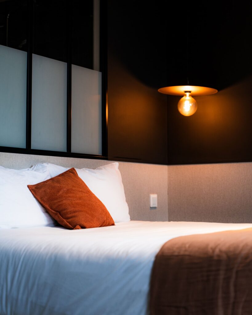 Une chambre à l'hôtel Les Voyageurs à Saint-Renan