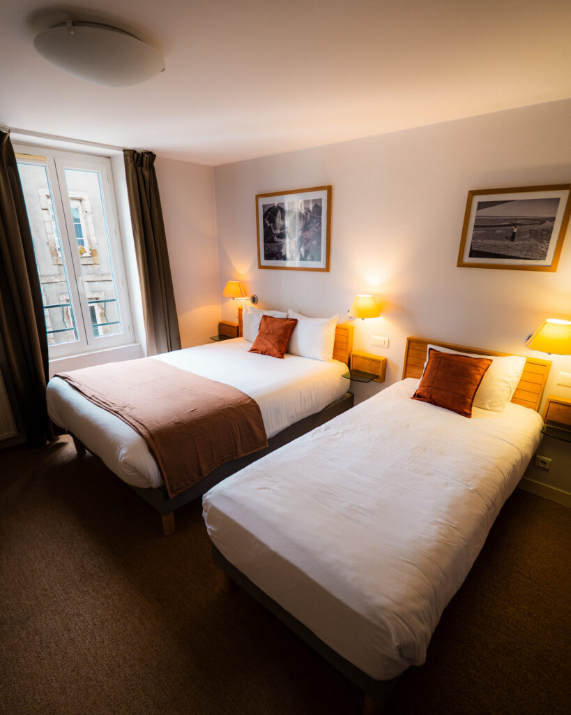 Une chambre familiale à l'hôtel Les Voyageurs à Saint-Renan