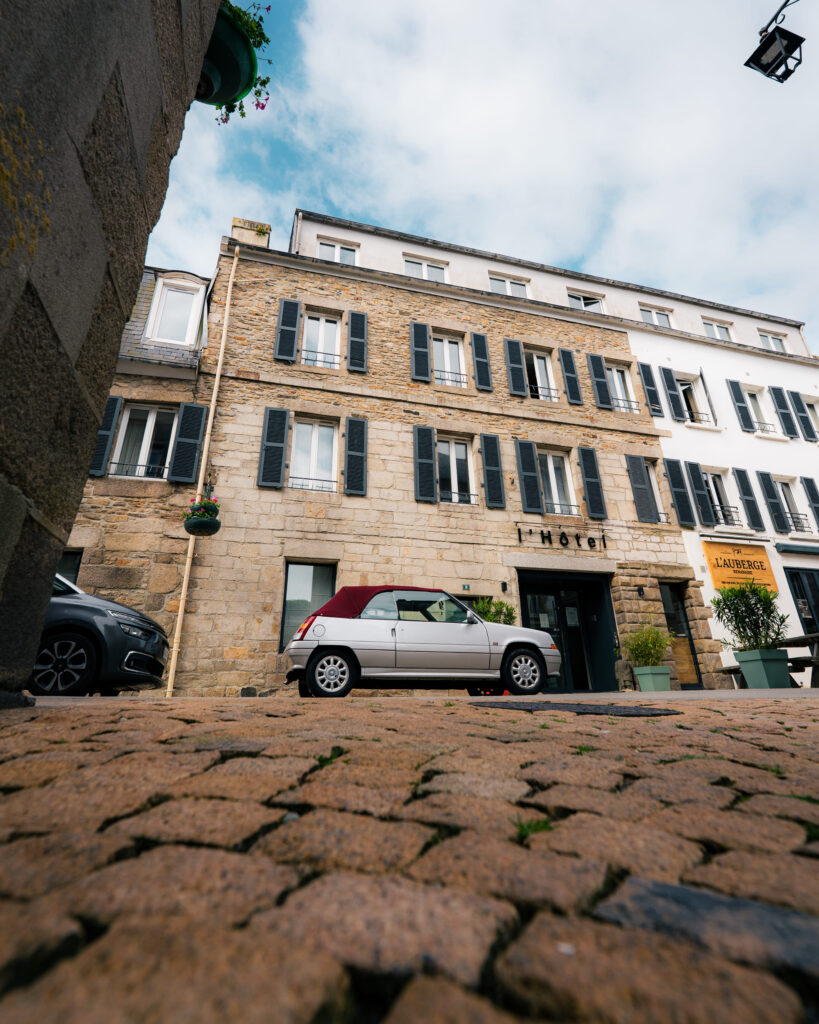 La devanture de l'hôtel Les Voyageurs à Saint-Renan