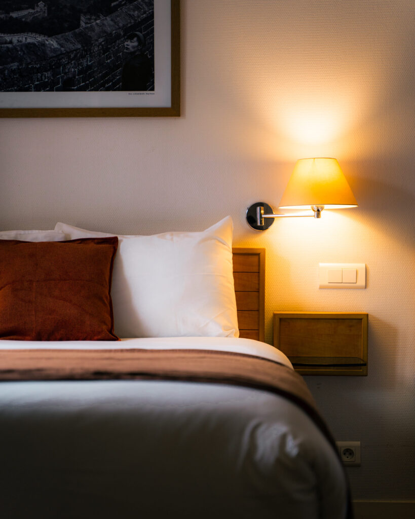 La literie de l'hôtel Les Voyageurs à Saint-Renan