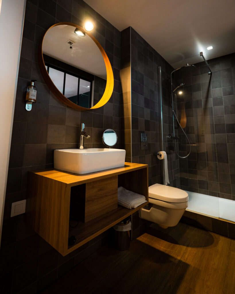 Une salle de bain de l'hôtel Les Voyageurs à Saint-Renan