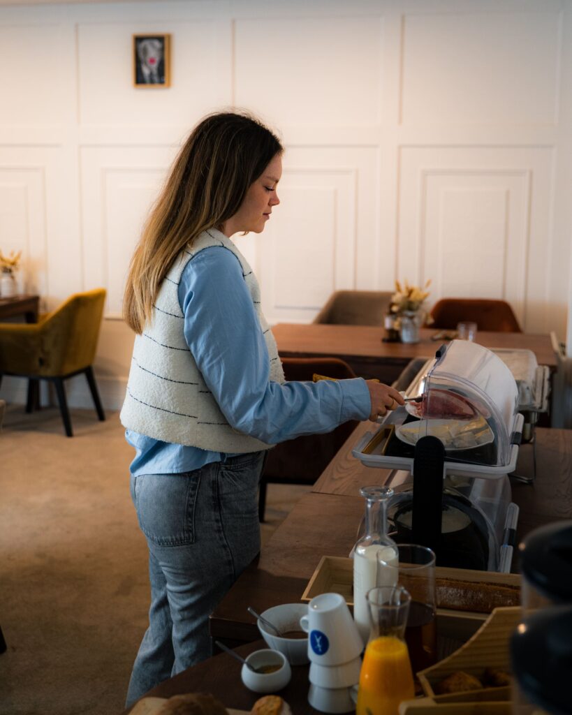 Le petit-déjeuner à l'hôtel Les Voyageurs à Saint-Renan
