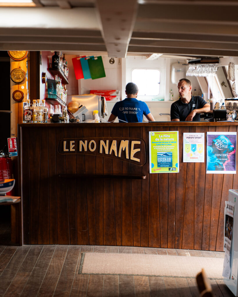 L'intérieur du bar/snak Le No Name à Landunvez