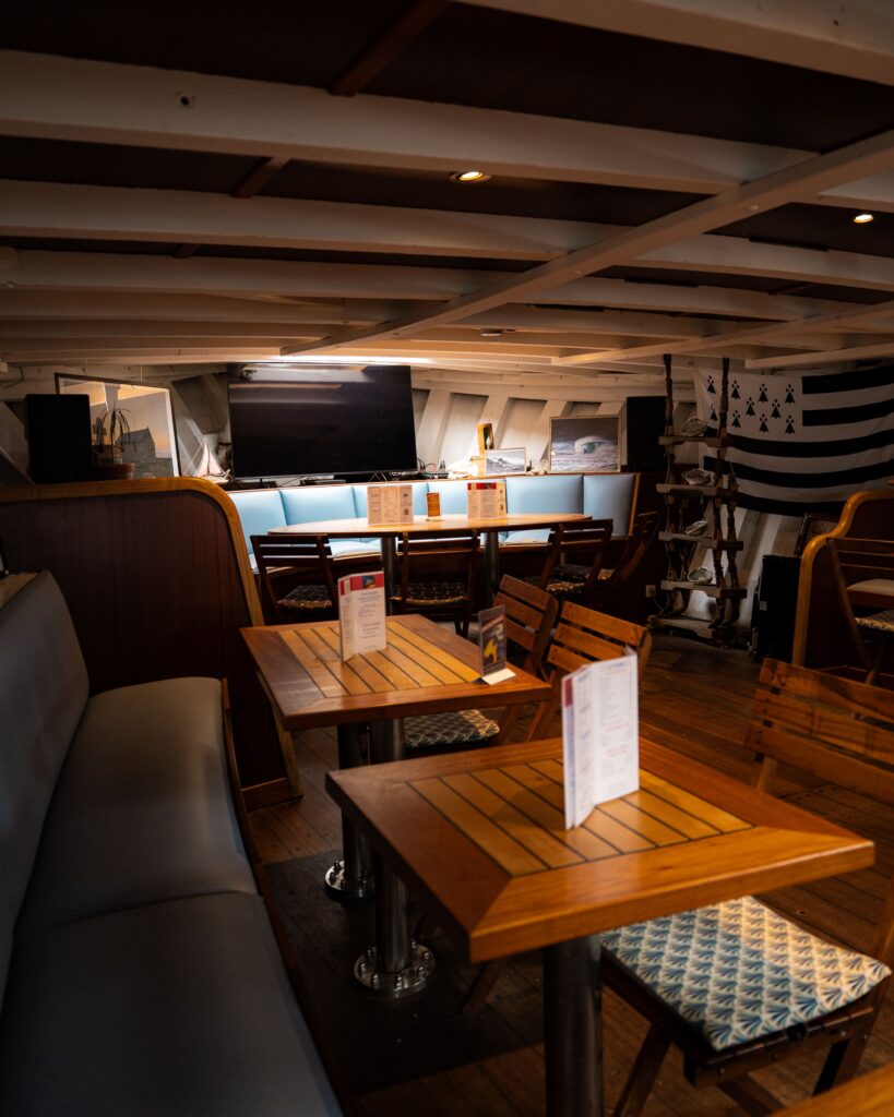 L'intérieur du bar/snak Le No Name à Landunvez