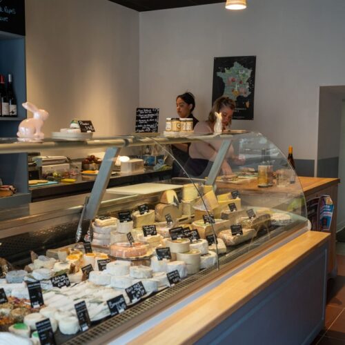 La vitrine remplie de fromages locaux et étrangers de la fromagerie Les Fromage de Pépé située à Saint-Yrieix-La-Perche à 45 minutes de Limoges