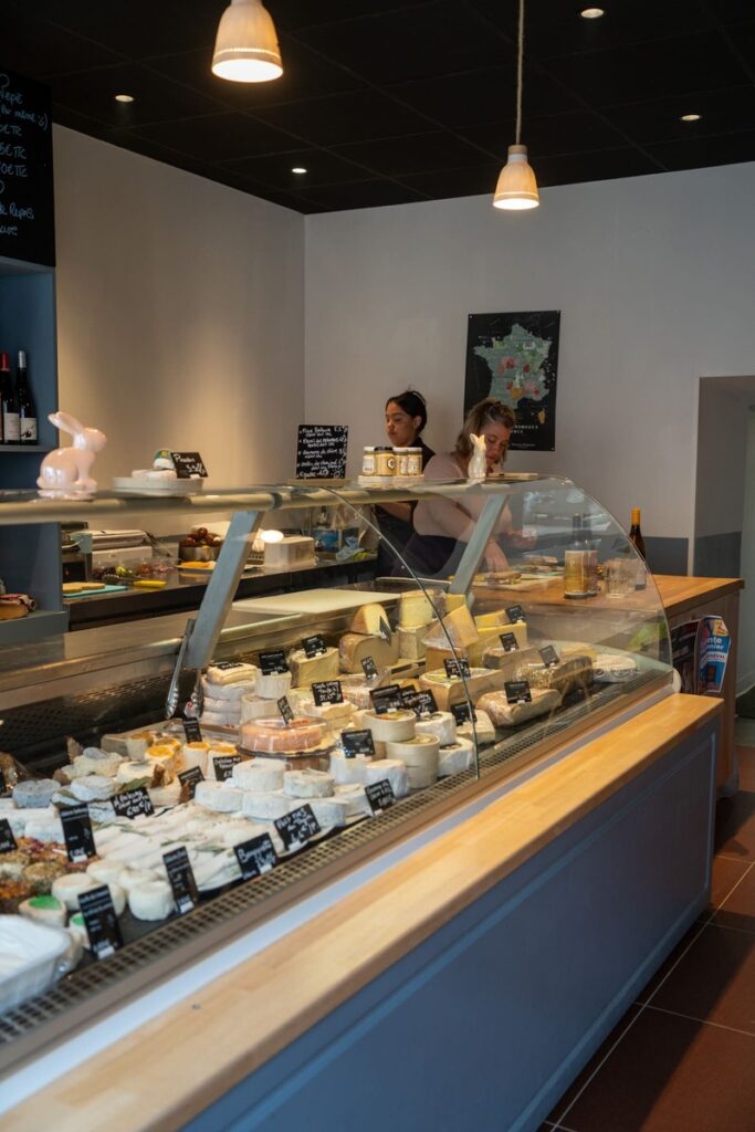 La vitrine remplie de fromages locaux et étrangers de la fromagerie Les Fromage de Pépé située à Saint-Yrieix-La-Perche à 45 minutes de Limoges