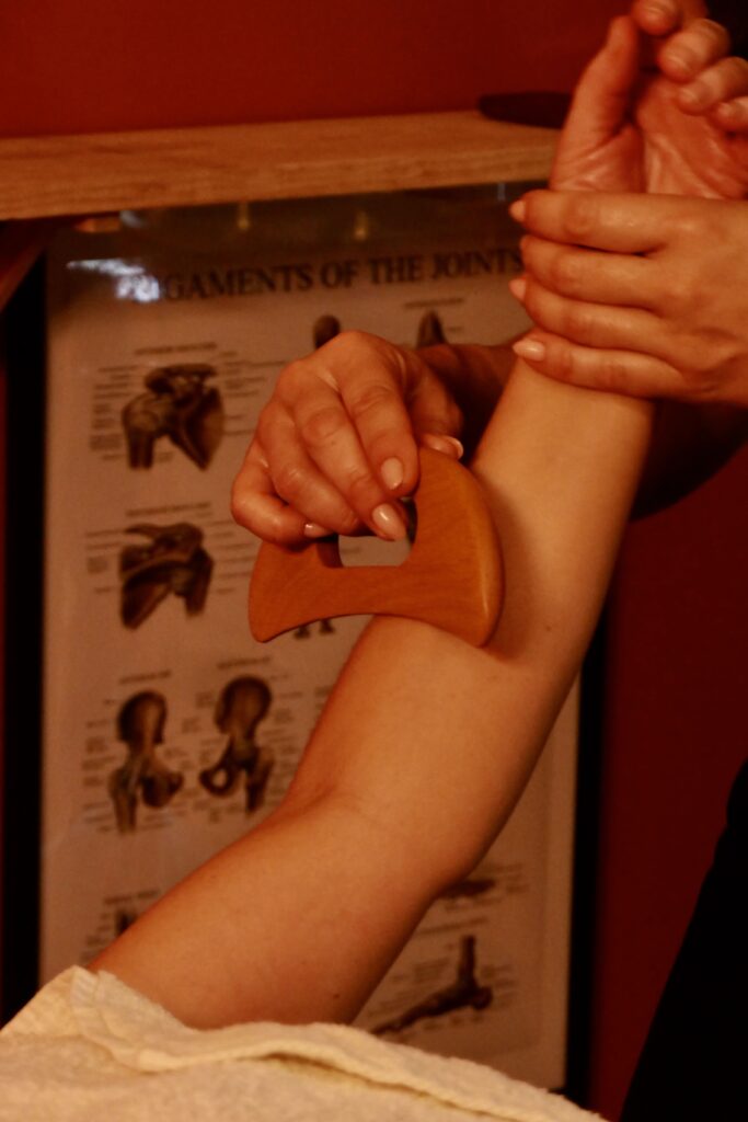 Outils de madérothérapie utilisés lors d'un drainage lymphatique à l'institut Beauty Body Massage à Gujan-Mestras