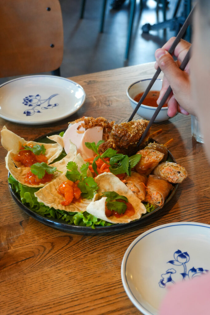 Un plateau apéritif du restaurant Maison Hoi An au Havre