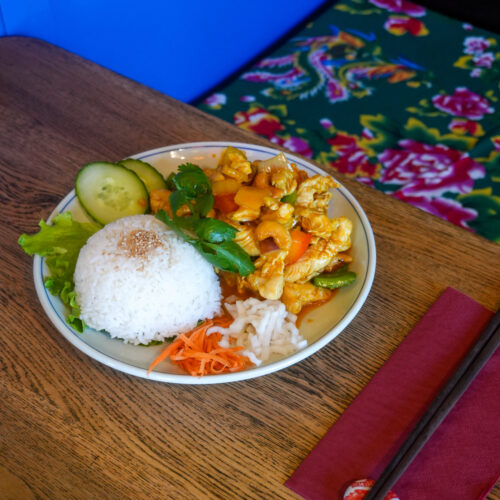 Un plat au poulet du restaurant Maison Hoi An au Havre