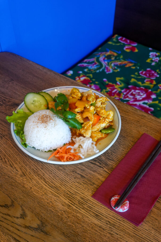 Un plat au poulet du restaurant Maison Hoi An au Havre