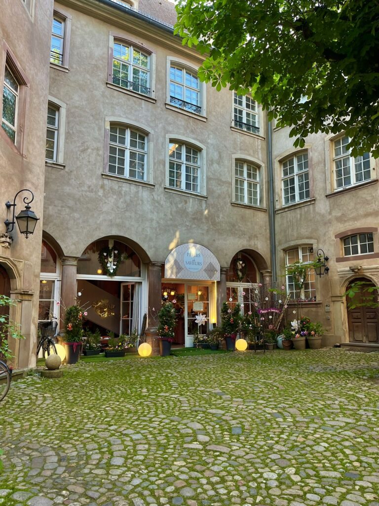 cour exterieure restaurant perles de saveurs à strasbourg