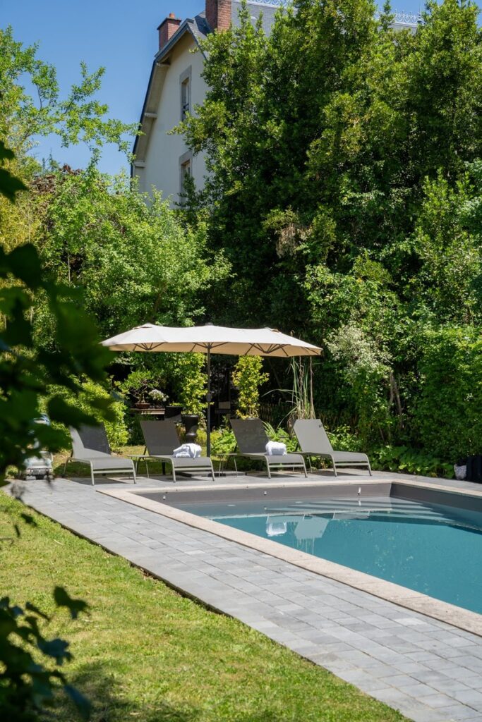 La piscine privative de 15 mètres de long de La Maison Durieux vue de l'extérieur, chambres d'hôtes luxueuses situées à moins de 10 minutes de Limoges