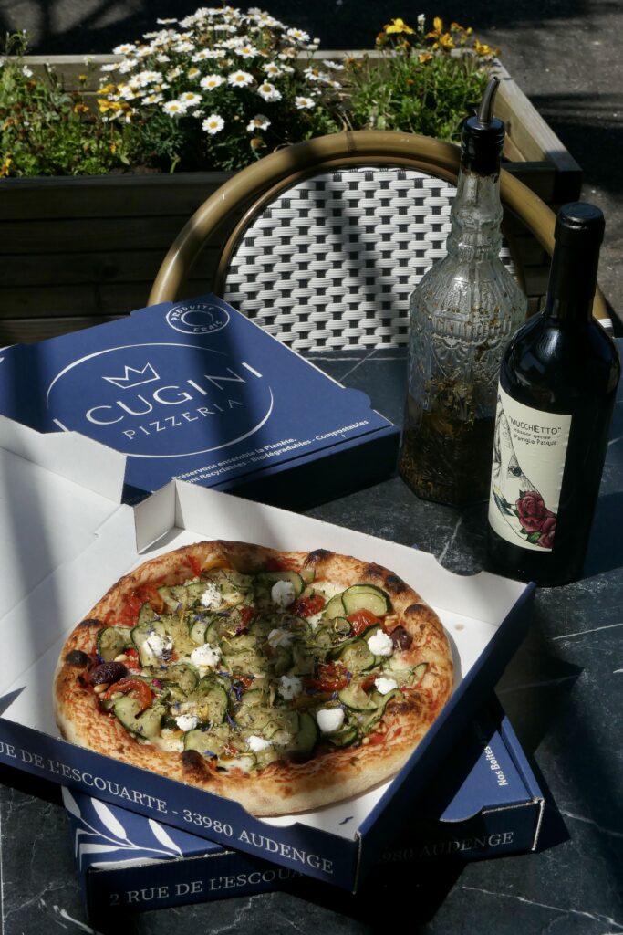 Pizza caprese et bouteille de vin rouge