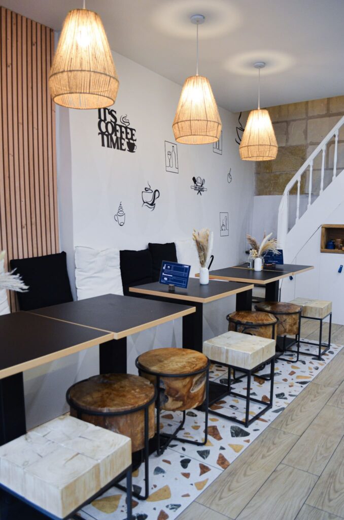 L'ambiance cosy et la décoration de la salle du coffee shop Popé Coffee Spot à Tours