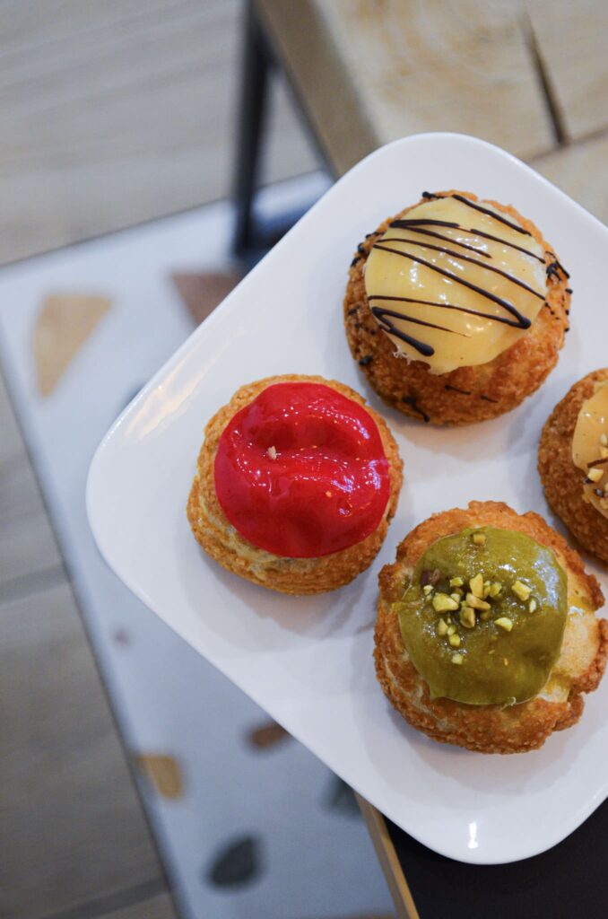 Des choux à la crème du coffee shop Popé Coffee Spot à Tours