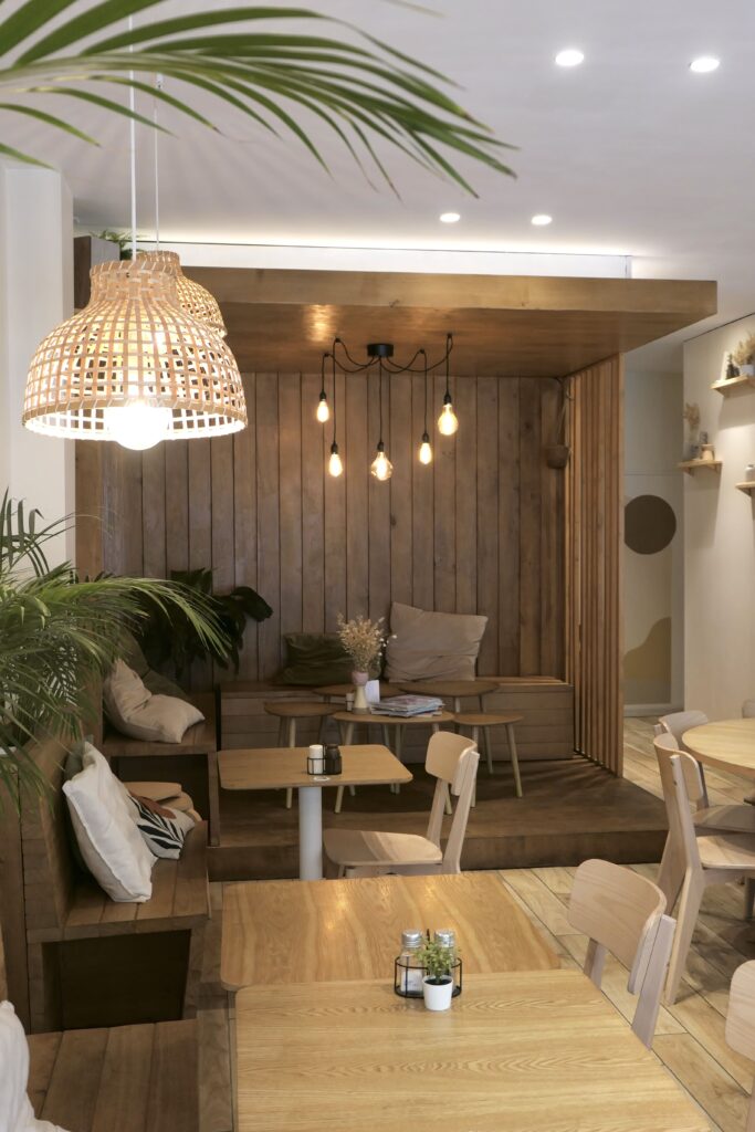 Intérieur du café/brunch Blooming à Arcachon.