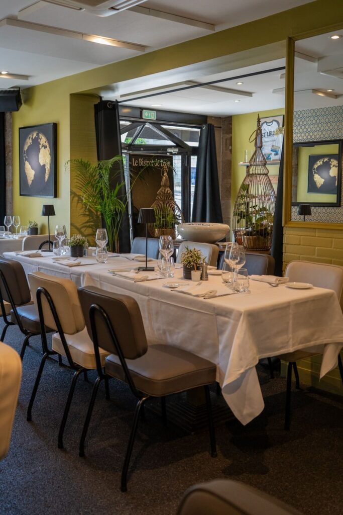 Une grande table dressée pour un groupe au restaurant bistronomique Le Bistrot de Léon, dans le centre ville de Limoges