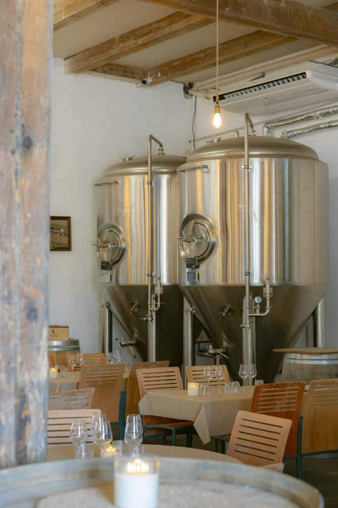 La salle intérieur dans la brasserie du Domaine Ortola à Narbonne