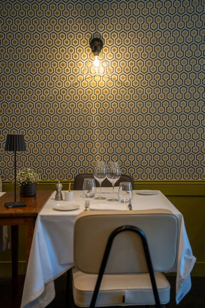 Une table dressée pour le service au restaurant bistronomique Le Bistrot de Léon, dans le centre ville de Limoges