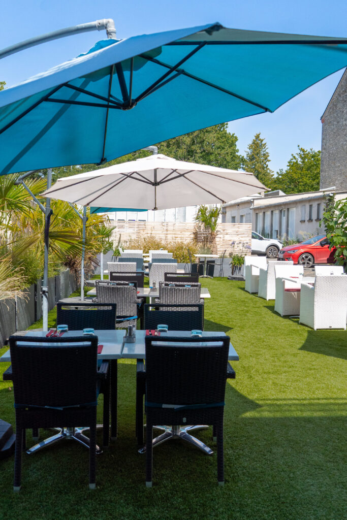 La terrasse extérieure du Hang'Art à Pithiviers