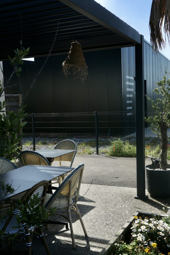 Terrasse de la pizzeria à emporter artisanale I Cugini, à Audenge.