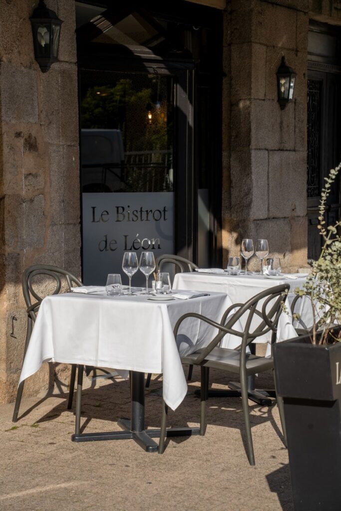 La terrasse ensoleillée au restaurant bistronomique Le Bistrot de Léon, dans le centre ville de Limoges