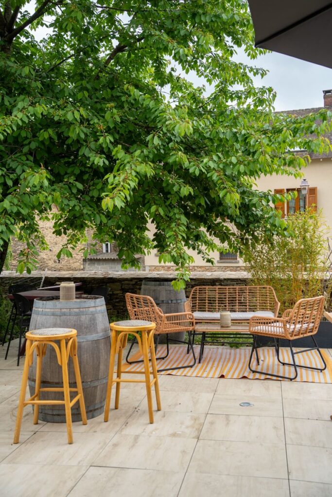 La terrasse ombragée, privatisable, de la fromagerie Les Fromage de Pépé située à Saint-Yrieix-La-Perche à 45 minutes de Limoges