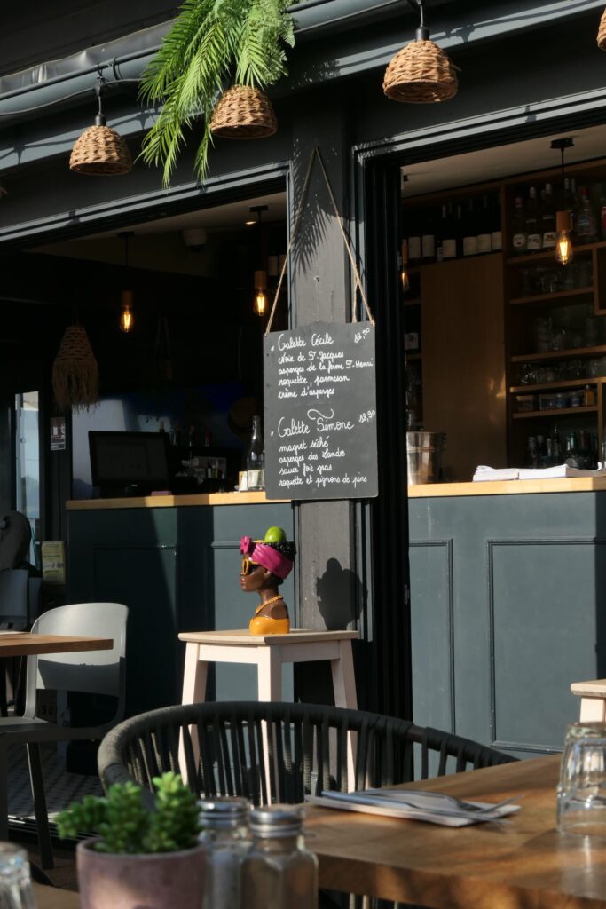 Atmosphère du restaurant de tapas et crêperie avec rooftop, Pilotis, à la Teste-de-Buch.