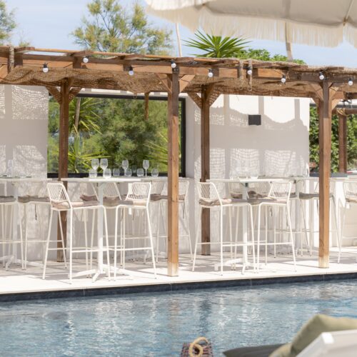 La terrasse au bord de la piscine de la Villa Arsène au Barcarès