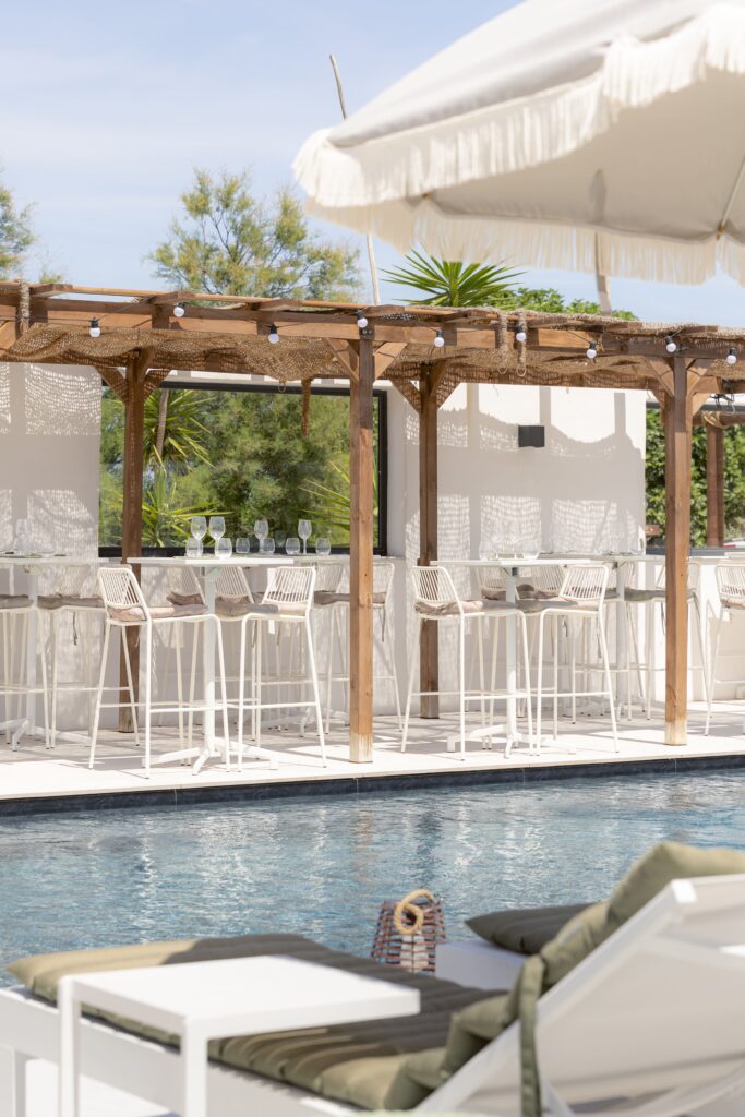 La terrasse au bord de la piscine de la Villa Arsène au Barcarès