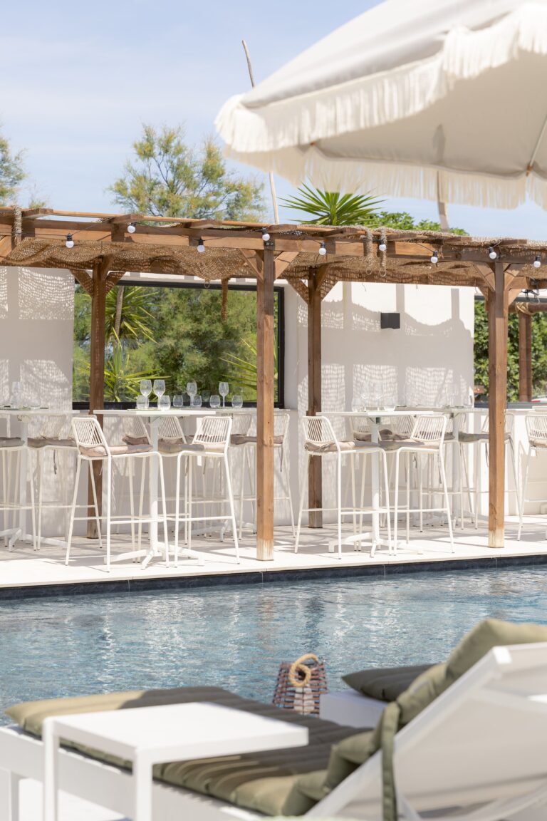 La terrasse au bord de la piscine de la Villa Arsène au Barcarès