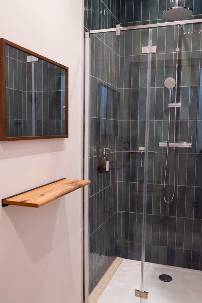 Les vestiaires avec douches, toilettes, casiers, serviettes et savon chez Ora Lagree à Orléans