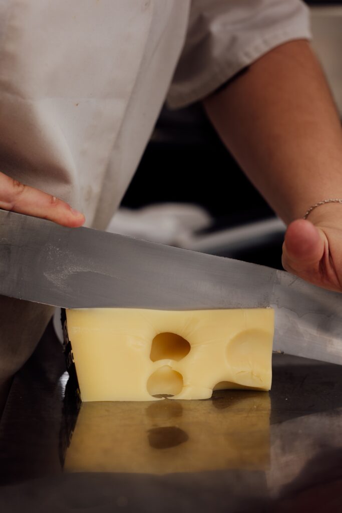 Victo et Toto vous découpe les fromages sur demande