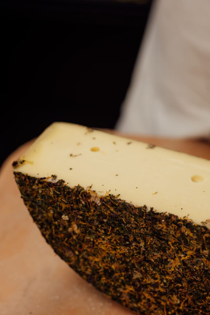 Le fromage avec croute de fleurs
