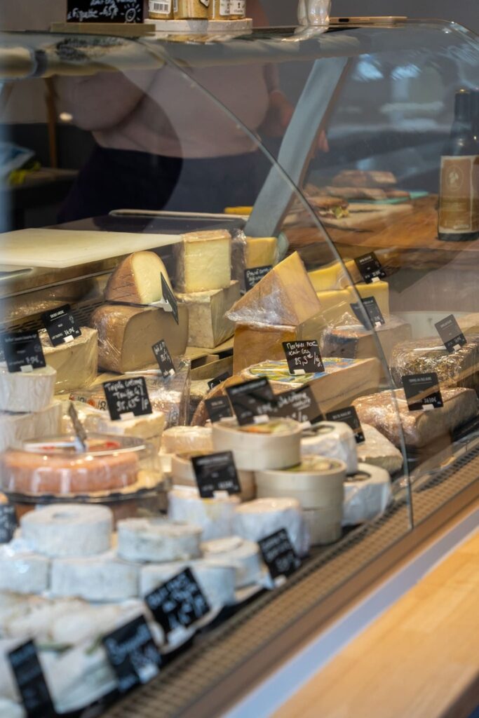 La vitrine remplie de fromages locaux et étrangers de la fromagerie Les Fromage de Pépé située à Saint-Yrieix-La-Perche à 45 minutes de Limoges