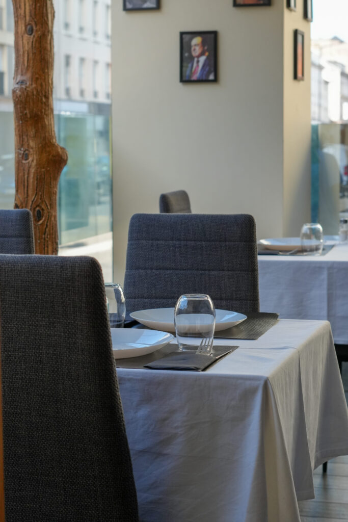 Des tables du restaurant Ya Halla au Havre