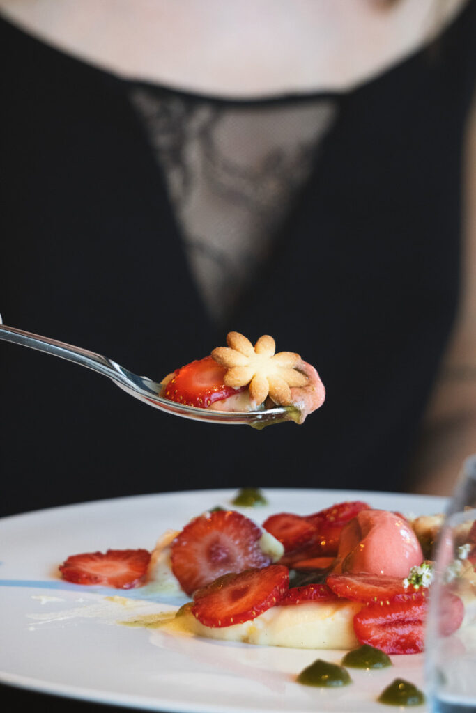 Crème vanillée, fraises et basilic