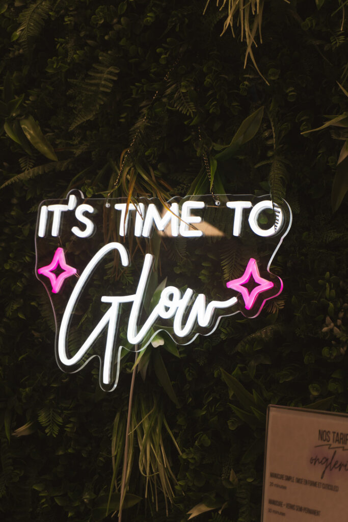 Le salon est convivial, girly et chaleureux