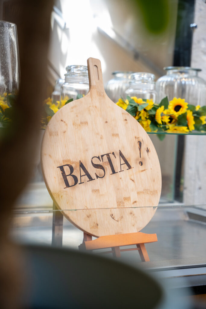 Basta ! est une trattoria italienne moderne située rue de Mars à Reims