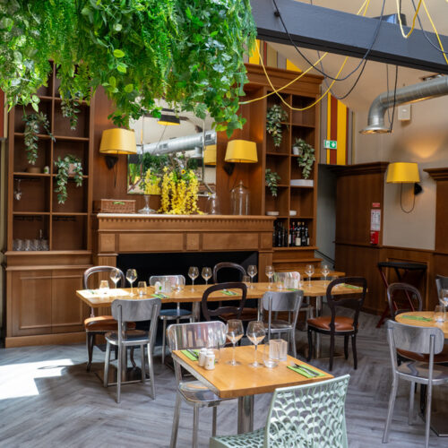 Le restaurant Basta ! comprend un étage et une terrasse