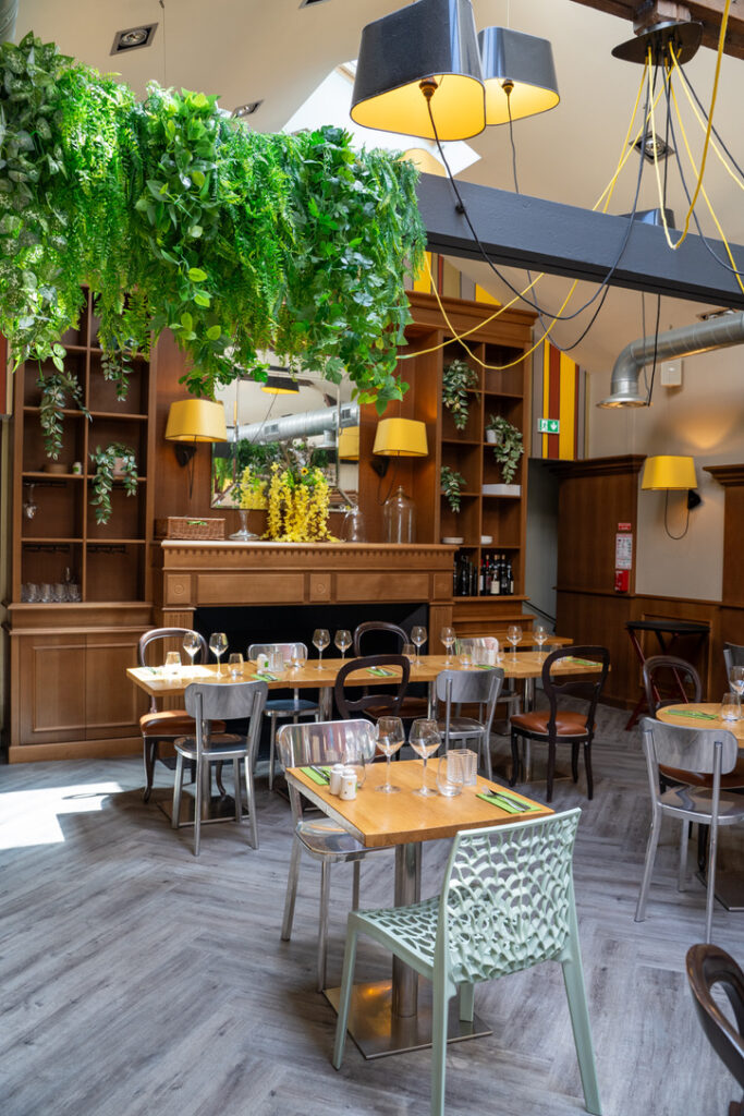 Le restaurant Basta ! comprend un étage et une terrasse