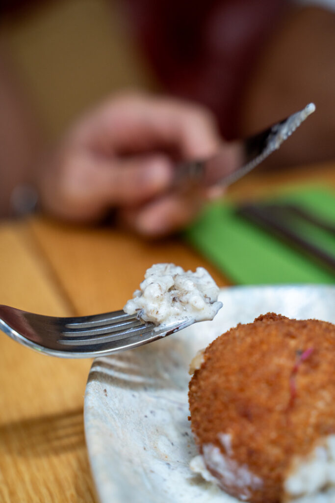 Basta ! propose de délicieux antipasti, comme les arancini à la truffe