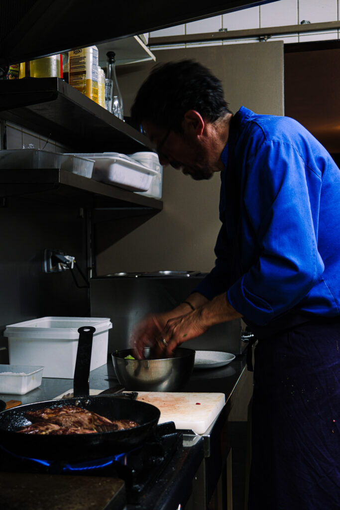 Le Chef Benoit Keller en cuisine au restaurant les Canailles