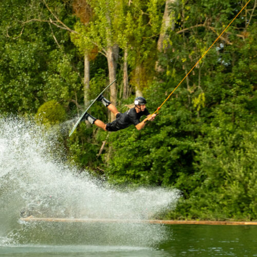 Clément Nadal, plusieurs fois champion de France de wakeboard, s'entraine parfois à Oiry