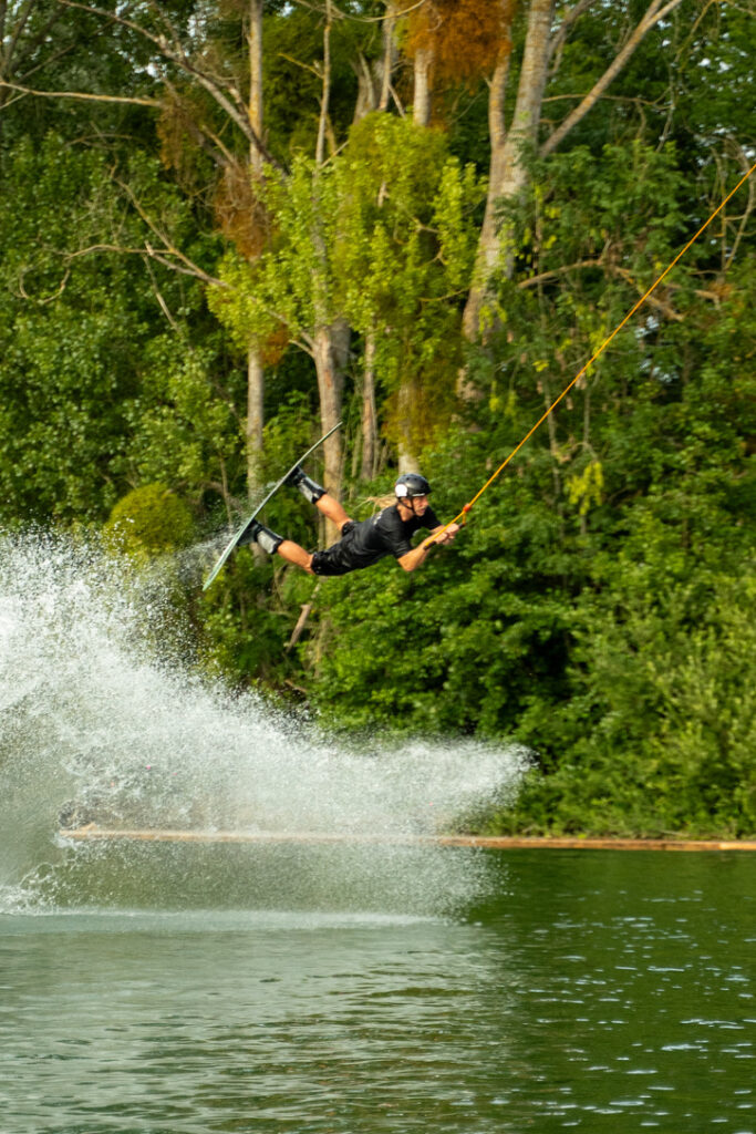 Clément Nadal, plusieurs fois champion de France de wakeboard, s'entraine parfois à Oiry