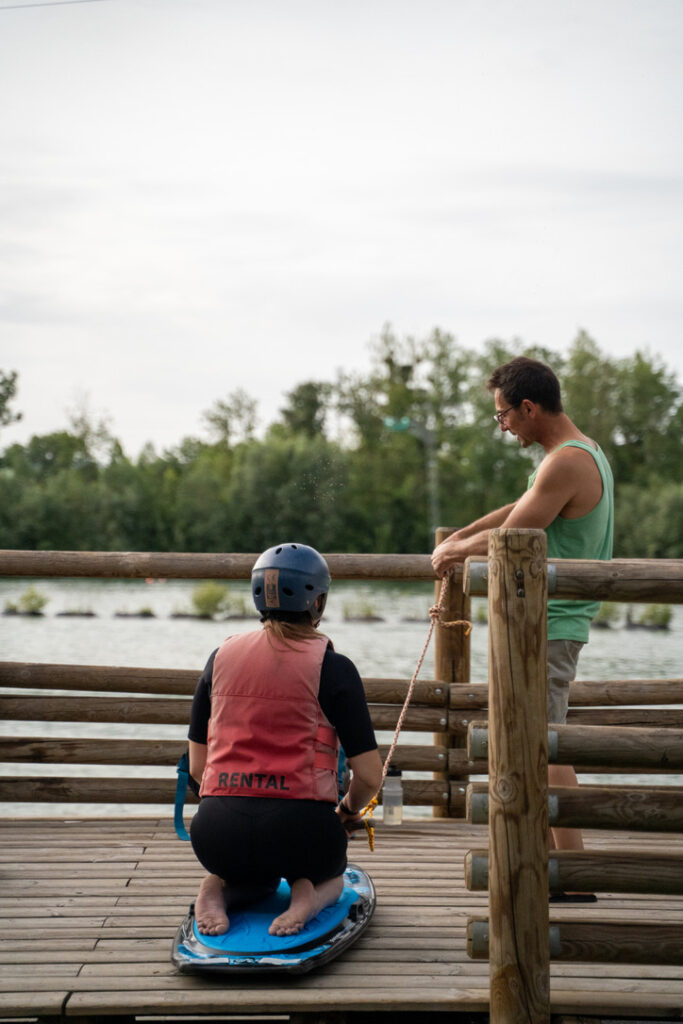 Les débutants commencent sur un kneeboard