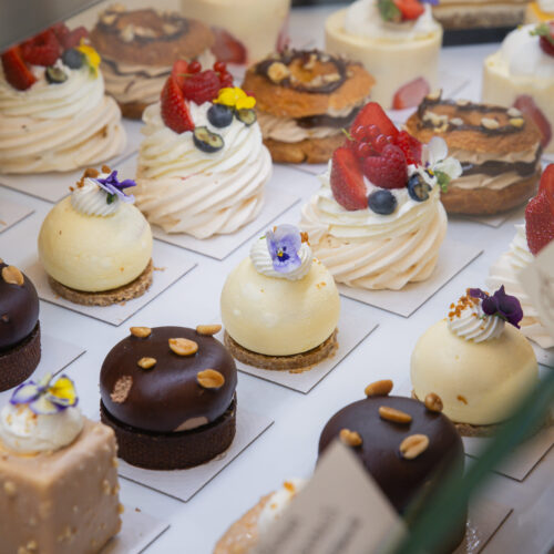 Vitrine de la pâtisserie Laure Thouvenin à Canet-en-Roussillon
