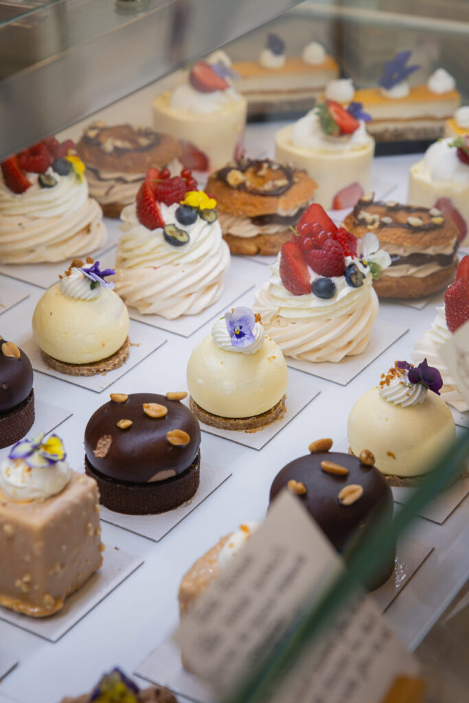 Vitrine de la pâtisserie Laure Thouvenin à Canet-en-Roussillon